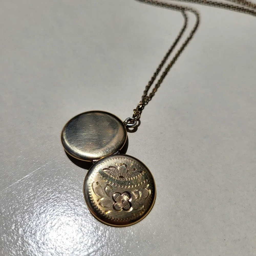 12K Gold Filled Round Floral Etched Locket Necklace Vintage Keepsake - Picture 10 of 11